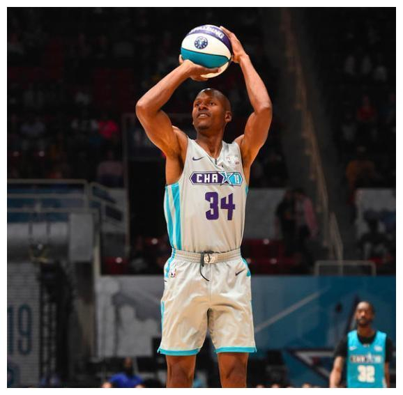 星空体育娱乐 -皇家马德里训练开放日,加时末段远射贴柱引欢呼,NBA常规赛在即,更衣室氛围转暖