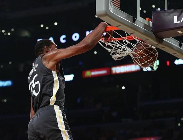 星空体育娱乐 -皇家马德里训练开放日,加时末段远射贴柱引欢呼,NBA常规赛在即,更衣室氛围转暖