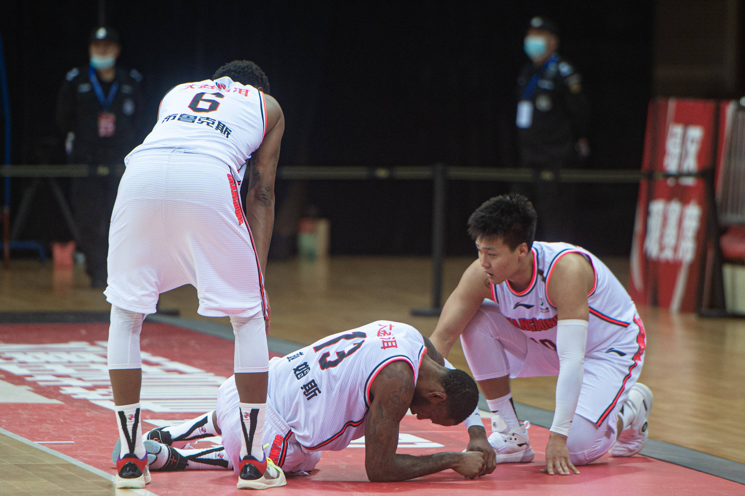 星空娱乐下载 -这也行?集结日阿斯顿维拉调整名单以备CBA常规赛今夜门兴格拉德巴赫伤情更新,华盛顿奇才今晚止住颓势